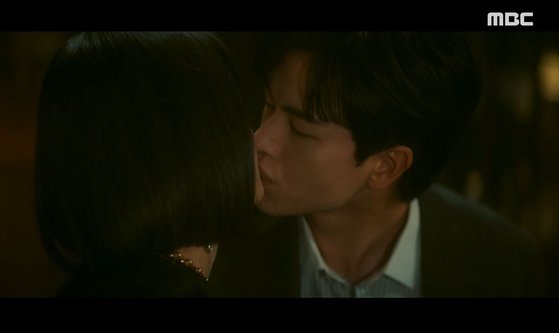 금수저' 육성재, 연우와 파격 베드신에 갑론을박…지상파 수위가 이 정도? : 네이트 연예 금수저' 육성재, 연우와 파격 베드신에 갑론을박…지상파 수위가 이 정도? : 네이트 연예