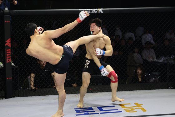 산영 ROAD FC 062] 적수가 없다…윤태영, 충격의 하이킥 KO승 '1부