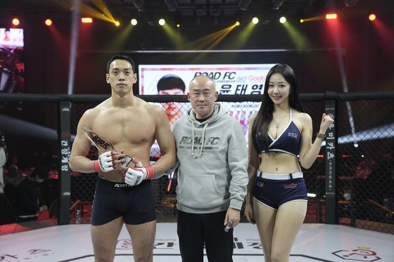 산영 ROAD FC 062] 적수가 없다…윤태영, 충격의 하이킥 KO승 '1부
