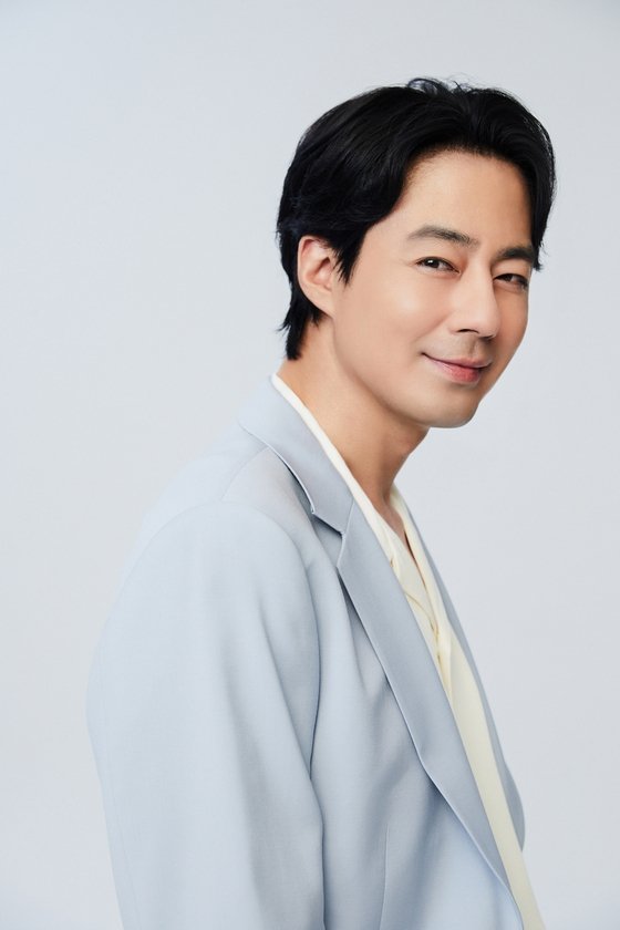 조인성, 어린이날 맞아 운동화 선물…꾸준한 선행 [공식]