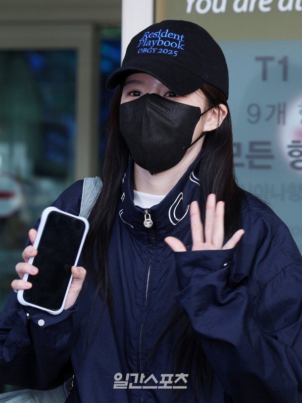 고윤정, 마스크 뚫고 나오는 미모…&apos;언슬전&apos; 포상휴가 출국
