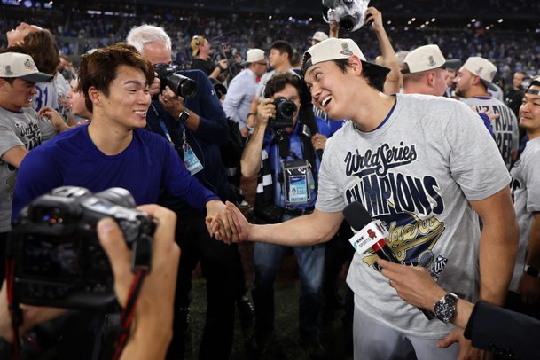 우승 후 기쁨을 나누는 오타니와 야마모토