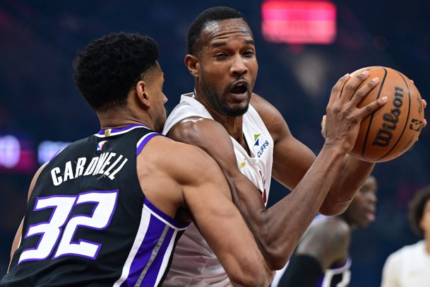 종아리 부상으로 결장 가능성이 언급된 클리블랜드 에반 모블리 관련 이미지