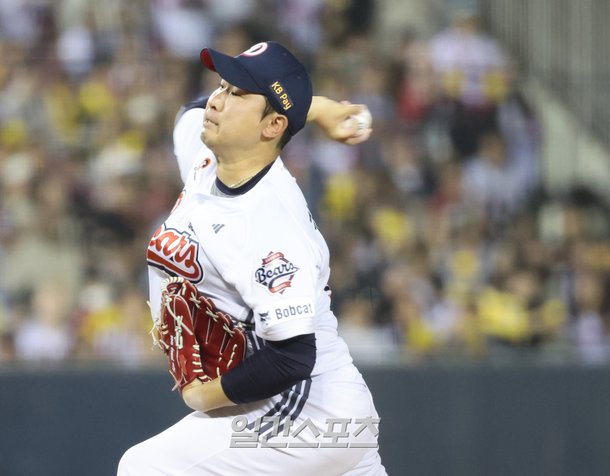 KBO리그 경기에서 투구하는 김정우(포토 기사 이미지)