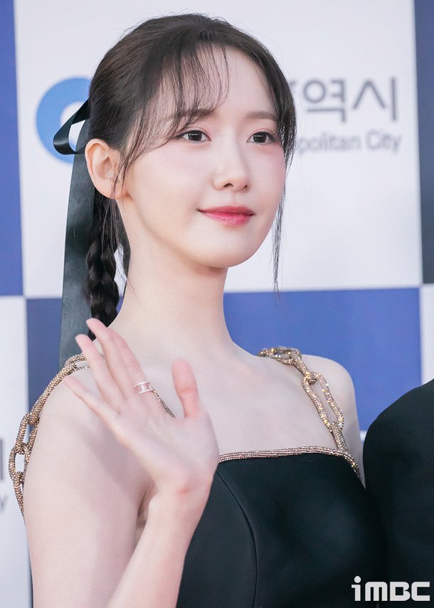 움짤] 윤아, '뒤프로뒤태' 천사랑 '퀸더랜드' | 아이돌24시 : 네이트 연예