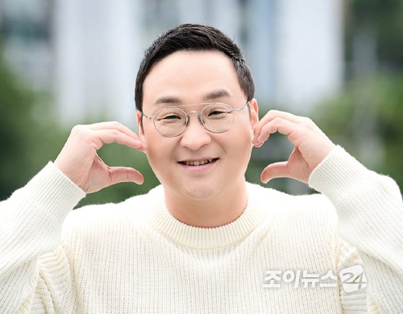 배우 구성환의 정면 사진