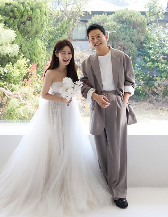 &apos;7월 결혼&apos; 김지민♥김준호, 웨딩화보 공개⋯웃음 가득한 현장