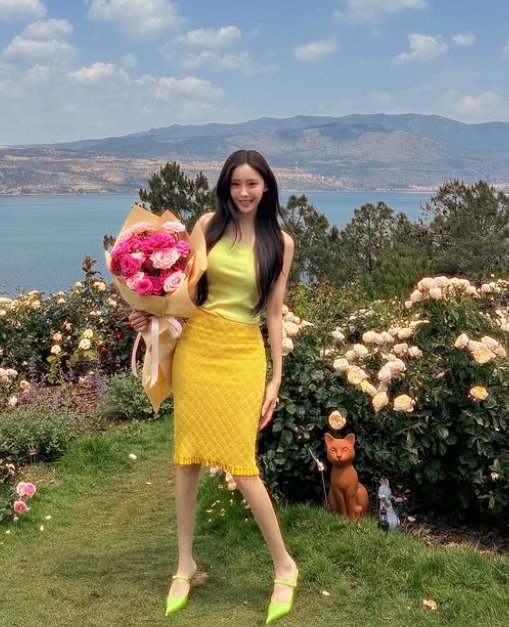 &apos;금융맨♥&apos; 효민, 결혼하더니 더 예뻐졌네…꽃다발 들고 함박미소