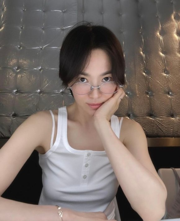 송혜교, 민소매 하나 입었을 뿐인데 &apos;멋쁨&apos; 폭발…스페인 홀린 미모
