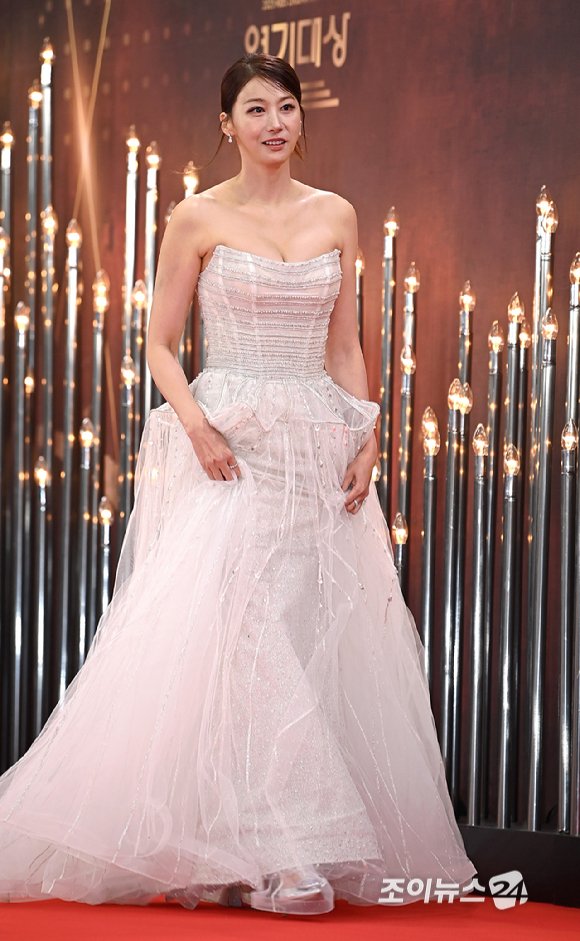 2025 KBS 연기대상 레드카펫에 참석한 배우 유인영