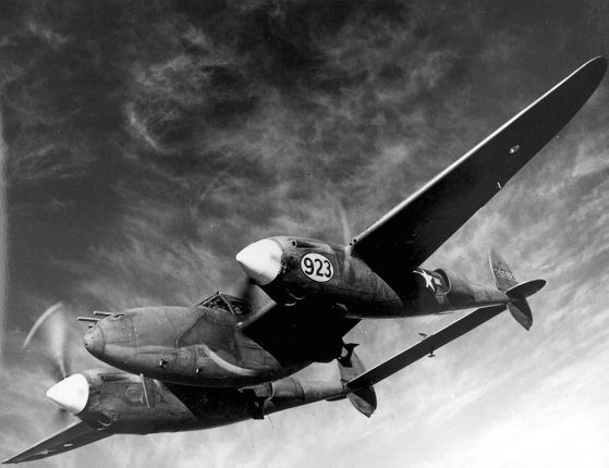 제2차 세계대전 때 미 육군항공대(공군의 전신)의 P-38 라이트닝. 1980년대 오락실에서 인기를 끌던 슈팅게임 '1942'에선 이 전투기가 주인공이다.