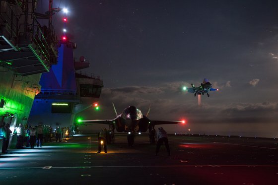 지난달 29일 영국 해군의 F-35B가 영국 항공모함 퀸엘리자베스함 선상에서 첫 야간비행을 하고 있다. [EPA]