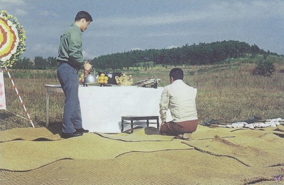  1972년 평택공장 기공식에서 김복용 회장(오른쪽)이 고사를 지내고 있다. 지금은 공장과 연고소가 들어서 있지만 당시는 허허벌판이었다. [사진 매일유업]