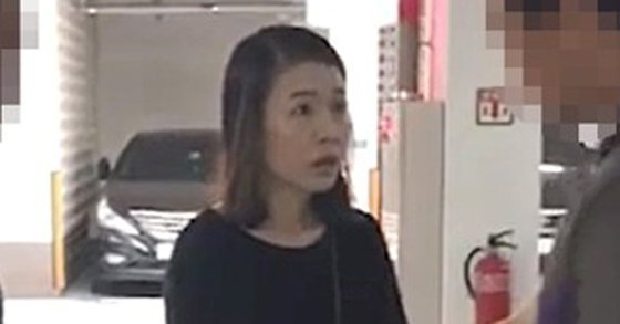 전남편을 살해한 혐의로 기소된 고유정이 경찰에 체포될 당시 범행을 부인하는 모습. [중앙포토]