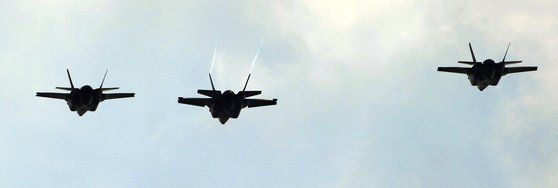 최신예 F-35A 스텔스 전투기 3대가 24일 오후 청주 공군기지 상공을 비행하고 있다. 프리랜서 김성태