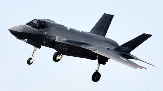 최신예 F-35A 스텔스 전투기가 24일 오후 청주 공군기지에 착륙하고 있다. 다음달 1일 대구 공군기지에서 열릴 국군의날 행사때 일반에 첫 공개될 예정이다. 프리랜서 김성태