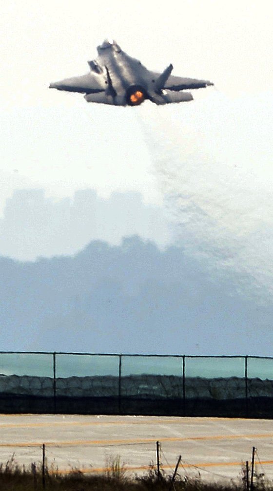  F-35A 스텔스 전투기가 24일 오후 청주 공군기지에서 힘차게 이륙하고 있다. 프리랜서 김성태