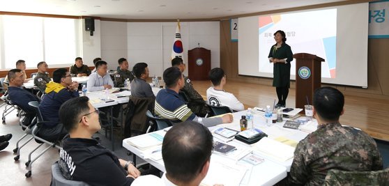 지난 4월 육군 간부들이 향후 장병 대상 도박중독 예방교육을 하기 위해 한국도박문제관리센터의 지원을 받아 교관화 교육을 받고 있다. [뉴스1]