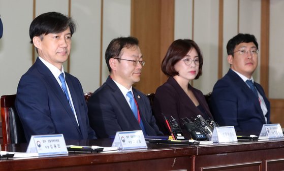 조국 법무장관이 30일 정부 과천종합청사에서 열린 법무.검찰 개혁위위원회 2기 발족식에서 행사시작을 기다리고 있다. 강정현 기자 