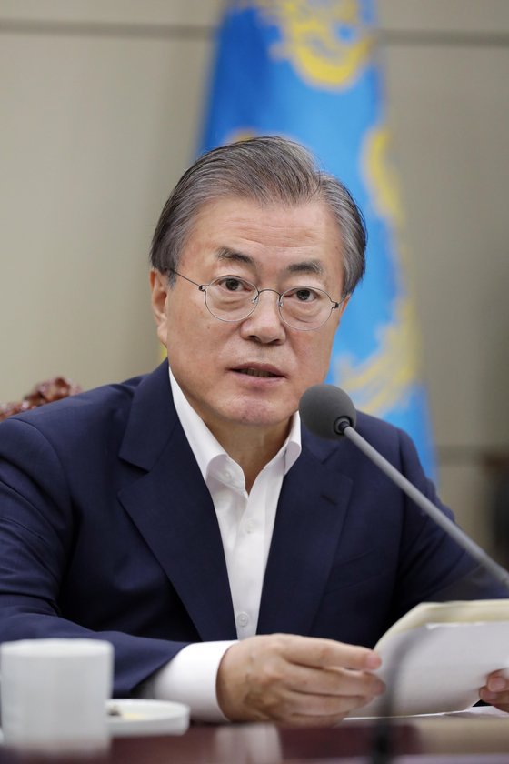 문재인 대통령이 30일 오전 청와대 여민관 소회의실에서 조국 법무부 장관로부터 업무보고를 받은 후 발언하고 있다. [사진 청와대]