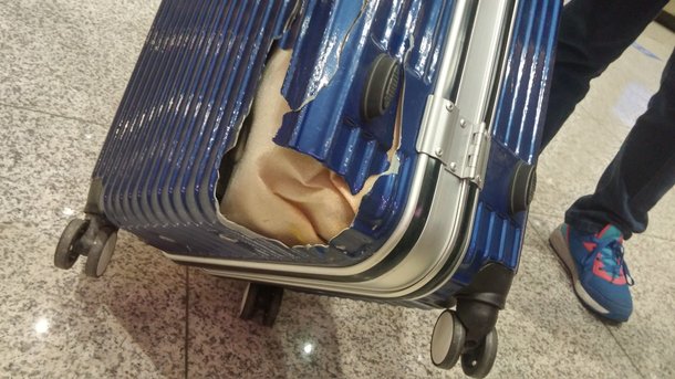 항공 여행에서 가방이 파손되면 여행 자체를 망치는 경우가 많다. [블로그 다키 캡처]