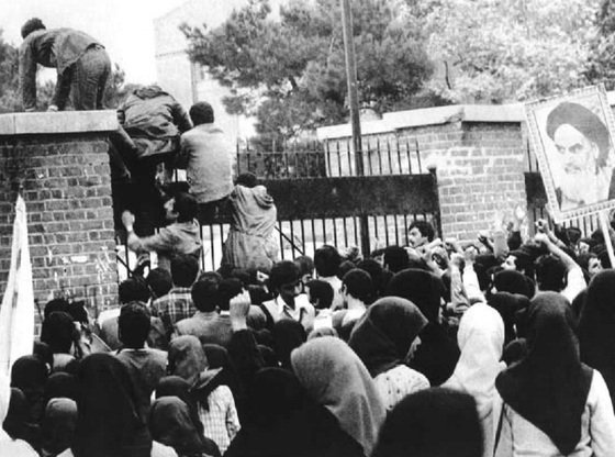 1979년 11월 4일 이란 수도 테헤란에서 '미국대사관 인질사건'이 시작되던 당시 성난 이란 청년들이 미 대사관 담을 넘고 있다. [중앙포토]