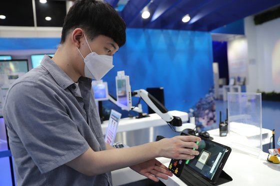 코엑스아쿠아리움이 코로나19 확산을 방지하고 신속한 방역 조치를 시행하기 위해 테마파크 최초로 QR코드를 활용한 ‘전자출입명부’(KI-Pass) 시스템을 운영한다고 24일 전했다.네이버 검색창에 ‘전자출입명부’ 검색 또는 네이버 우측 상단에 있는 QR코드 체크인을 눌러 접속한다. 개인정보 수집에 동의하고, 휴대전화 인증을 하면 QR 코드(제한시간 15초)가 생성된다. 뉴스1