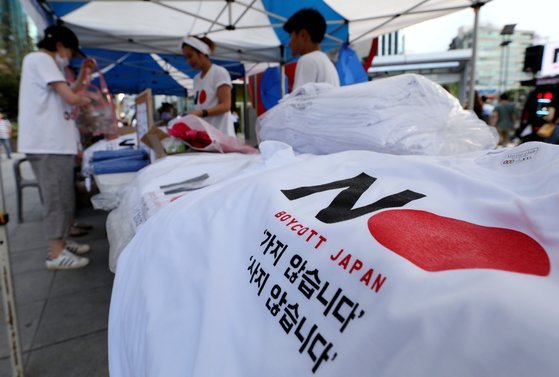 지난해 8월 서울 신촌에서 열린 '노노재팬 8.15 시민행진'에서 참가자들이 '일본 보이콧' 티셔츠를 구입하고 있다. 일본의 대 한국 수출규제로 촉발된 일본 제품 불매운동은 1년이 지난 지금도 계속되고 있다. 뉴스1