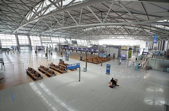 신종 코로나바이러스 감염증(코로나19) 여파로 지난달 10일 오후 인천국제공항 1터미널 출국장이 한산한 모습을 보이고 있다. 연합뉴스
