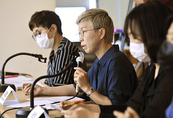 22일 오전 서울 중구 한 기자회견장에서 열린 '서울시장에 의한 위력 성폭력 사건 2차 기자회견'에서 김재련 법무법인 온세상 대표변호사(가운데)가 발언하고 있다. 연합뉴스.