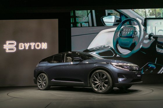 지난 1월 CES 2020에 등장한 중국 전기차 스타트업 바이톤의 '엠 바이트'. '제2의 테슬라'를 꿈꿨지만 사실상 파산 상태다. 미래 차 스타트업의 성공 여부는 결국 양산 단계까지 버틸 수 있느냐에 달려 있다. AFP=연합뉴스