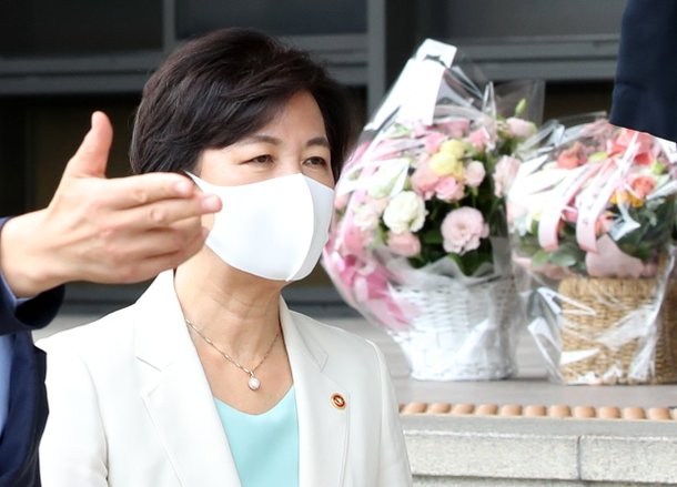 아들의 병역 특혜 의혹으로 논란이 되고 있는 추미애 법무부 장관이 16일 오전 경기 과천 정부과천청사 법무부를 나서고 있다. 뉴시스