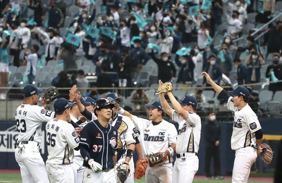 지난 17일 오후 서울 구로구 고척스카이돔에서 열린 '2020 신한은행 SOL KBO 포스트시즌‘ 한국시리즈 1차전 NC다이노스와 두산베어스의 경기에서 NC 선수들이 승리를 확정짓고 환호하고 있다. 이날 경기는 NC를 상대로 5대3으로 승리했다. 뉴스1