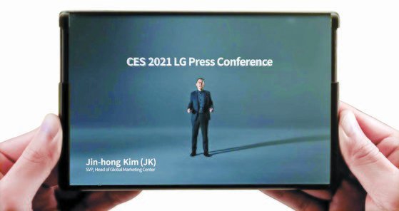LG전자는 11일 개막한 소비자가전쇼(CES) 2021에서 디스플레이가 돌돌 말리는 LG 롤러블폰(가칭)을 처음 공개했다. [연합뉴스]