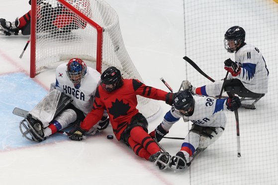 베이징패럴림픽] 아이스하키 캐나다에 완패…12일 동메달결정전 나서 : 네이트 스포츠