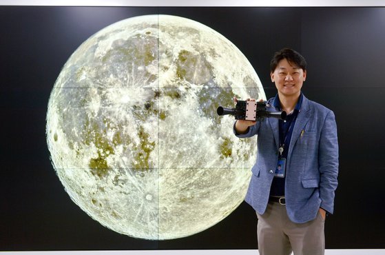 한국 첫 달 궤도 탐사선 다누리KPLO·Korea Pathfinder Lunar Orbiter에 탑재된 ‘광시야편광카메라’를 세계 최초로 개발한 정민섭 한국천문연구원 박사가 지난달 24일 대전 한국천문연구원에서 본지와 만나 달에 대한 얘기를 풀어놓았다. 정 박사의 손에 든 게 광시야편광카메라다. [프리랜서 김성태]