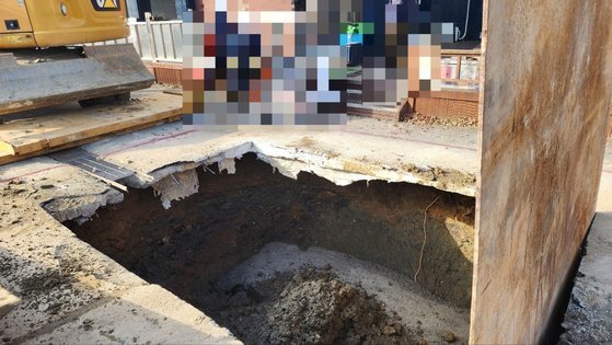 국도변 송유관에서 기름을 훔치려던 일당이 판 땅굴. 이들은 모텔을 임대한 뒤 지하실에서 송유관까지 9m 정도를 굴착하다 경찰에 검거됐다. [사진 대전경찰청]