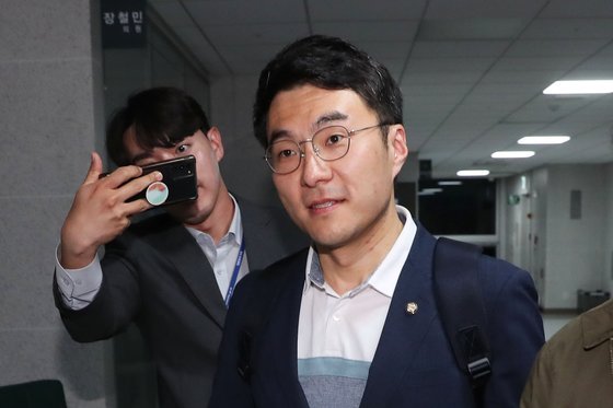 ‘60억 코인 보유 논란’에 휩싸인 더불어민주당 김남국 의원이 9일 오후 서울 여의도 국회 의원회관에서 자신의 사무실을 나서고 있다. [뉴시스]