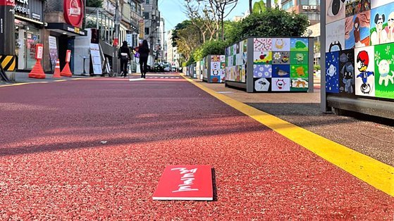 오는 13일 개최 예정인 레드로드 페스티발을 앞두고, 테마거리를 조성하기 위해 준비 중인 건축자재가 레드로드에 떨어져 있다. 문희철 기자