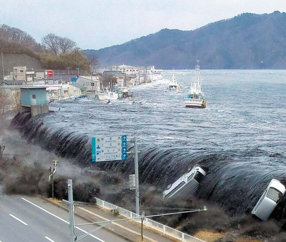 2011년 3월 11일 동일본 대지진 발생 이후 제방을 넘어 이와테현 미야코 마을 [AFP=연합뉴스]