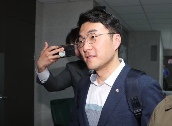 김남국 더불어민주당 의원이 9일 국회 의원회관에서 나와 취재진의 질문을 받으며 이동하고 있다. 뉴스1