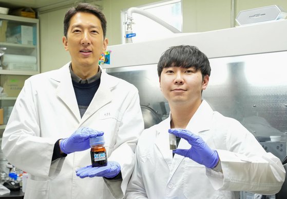 KERI 박준호 박사왼쪽과 허영준 연구원이 간단 합성법으로 고체전해질을 저가 대량생산하는 기술을 개발했다