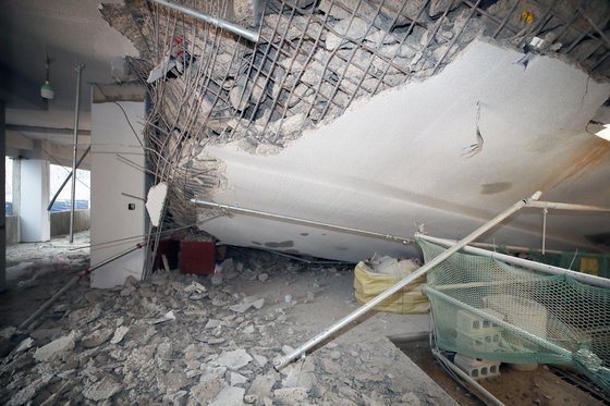 지난달 29일 인천시 서구 검단신도시 아파트 신축 공사장에서 지하 주차장의 지붕 구조물이 무너지는 사고가 발생했다. [연합뉴스]