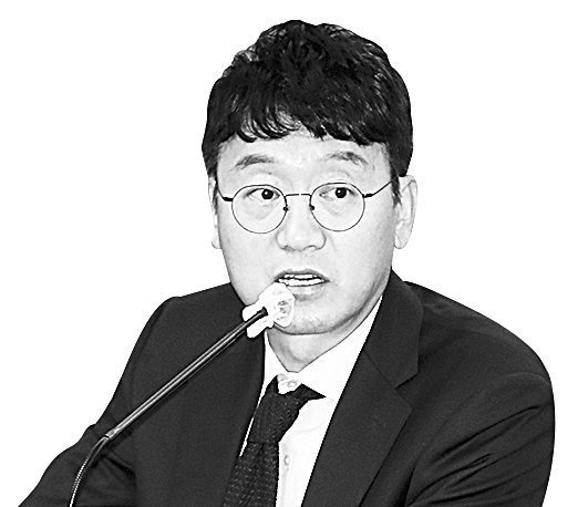 김웅 국민의힘 의원이 2022년 10월 17일 오전 울산시청 대회의실에서 열린 국회 행정안전위원회의 울산시에 대한 국정감사에서 질의하고 있다. 뉴스1