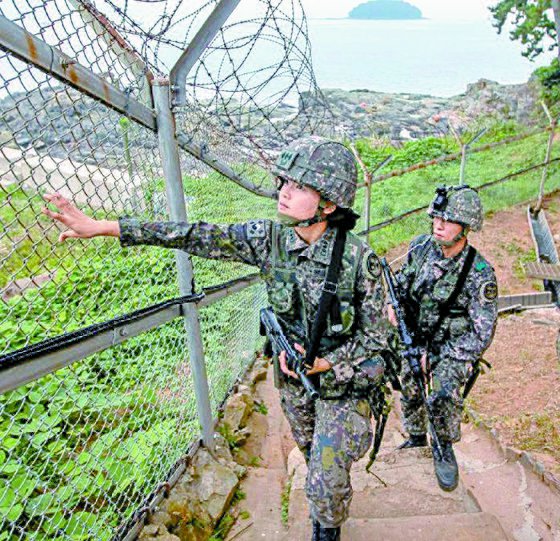해안경계부대의 여군 중대장이 철책을 점검하고 있다. 육군