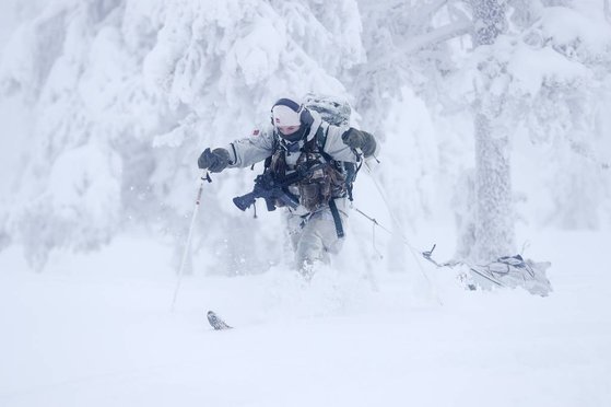 노르웨이 특수부대 소속 여군이 겨울 눈속을 크로스컨트리 스키로 행군하는 훈련을 받고 있다. 노르웨이 국방부