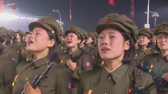 2021년 북한 정권수립 기념일9월 9일 열병식에서 눈물 흘리는 노농적위대·사회안전군 여군들. 연합