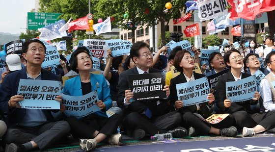 지난 20일 이재명 민주당 대표가운데가 서울 세종대로에서 열린 ‘일본 방사성 오염수 해양투기 저지 전국행동의 날’ 집회에 참석했다. [뉴스1]