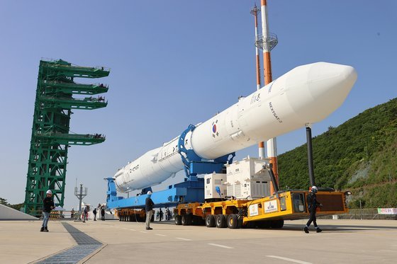 한국형 발사체 누리호KSLV-Ⅱ가 3차 발사를 하루 앞둔 23일 오전 전남 고흥군 나로우주센터 발사체조립동에서 발사대로 이송되고 있다. 사진 한국항공우주연구원