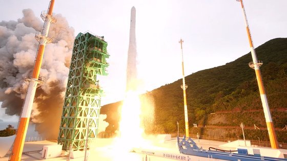 한국형 우주발사체 누리호KSLV-Ⅱ가 25일 오후 전남 고흥군 나로우주센터에서 발사되고 있다.   사진 항공우주연구원